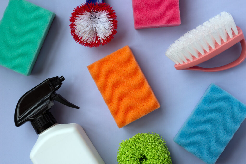 Quels sont les produits indispensables pour nettoyer la salle de bain ?